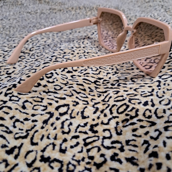 🌈NWOT SQUARE FRAME NUDE 70'S DISCO SUNNIES - Picture 3 of 6